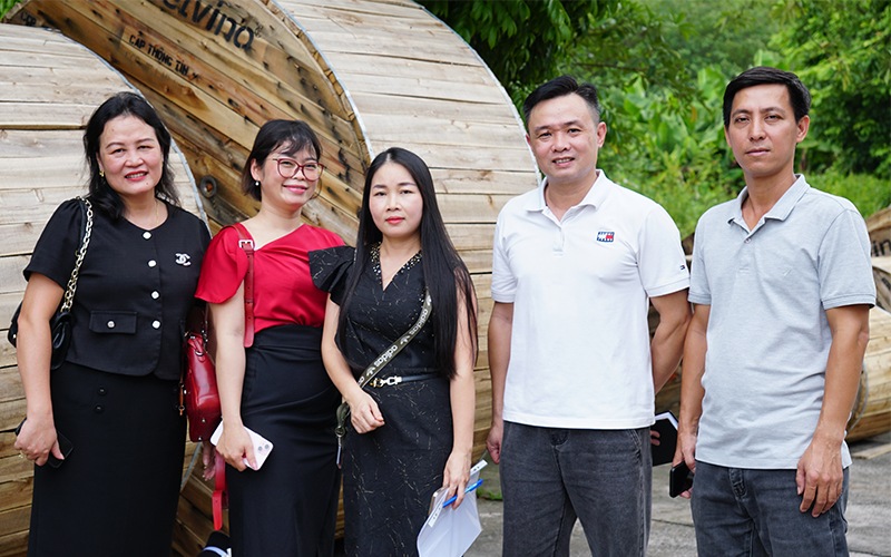 Đội ngũ Lãnh đạo CVTHN chụp ảnh cùng đối tác