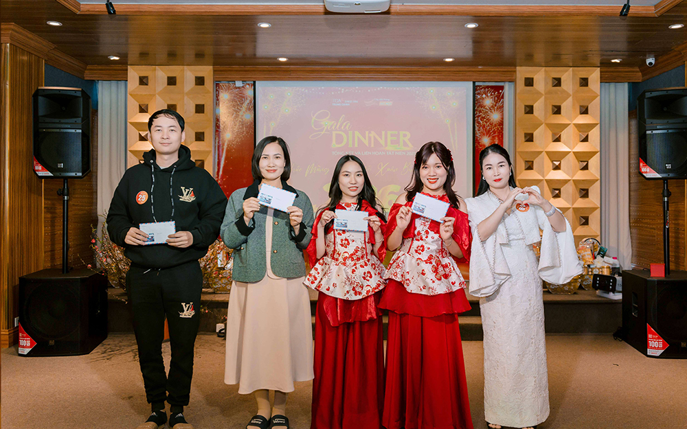 Lãnh đạo trao thưởng cán bộ nhân viên Cáp Viễn Thông Hà Nội