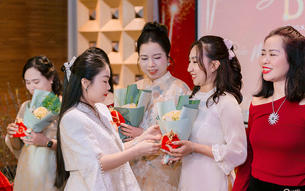 Vinh danh nhân viên cống hiến