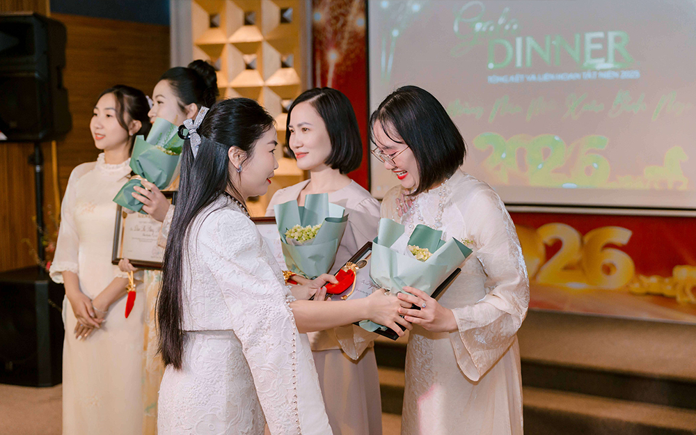 Những phần quá ý nghĩa được trao tới cán bộ nhân viên xuất sắc