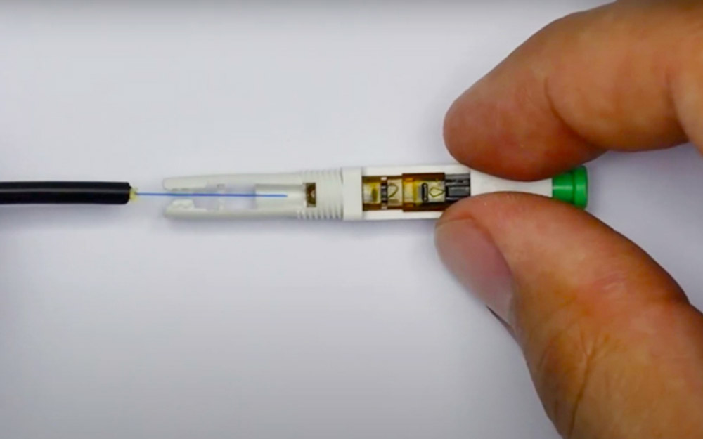 Đẩy cáp quang vào rãnh đầu nối cáp quang