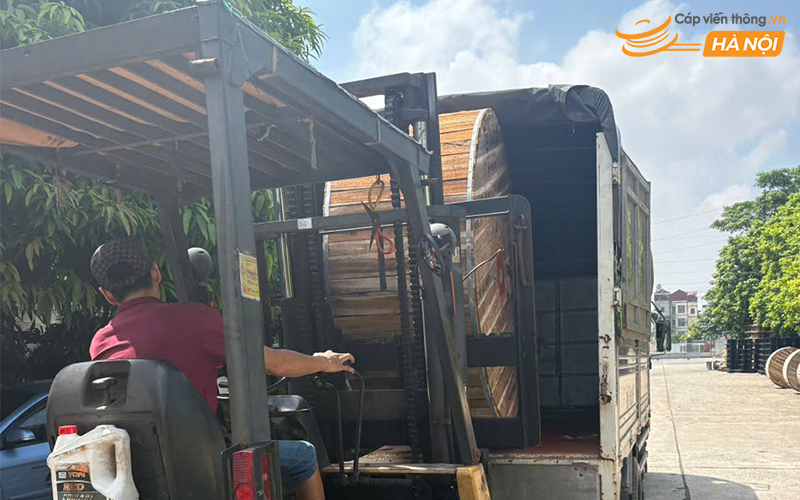 Vận chuyển cuộn cáp thông tin chôn ngầm 4x4x0.9+4x2x0.7